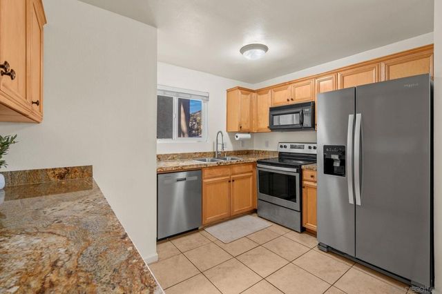 2528 White Oak Pl 3, Escondido, CA 92027