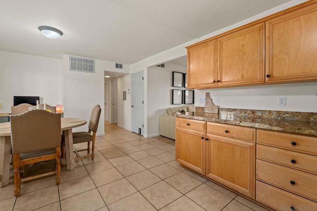 2528 White Oak Pl 3, Escondido, CA 92027