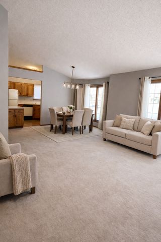 1273 Hilo Avenue N, Oakdale, MN 55128