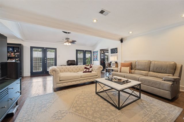 10209 Regal Oaks Drive 211, Dallas, TX 75230
