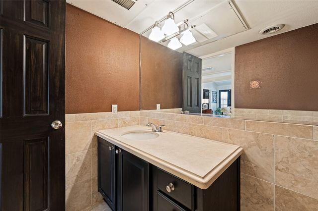 10209 Regal Oaks Drive 211, Dallas, TX 75230