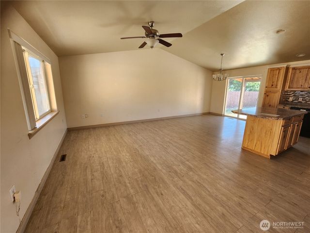 1070 S 4th Avenue, Othello, WA 99344