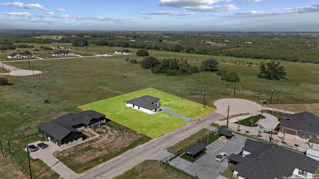 113 Hidden Cove, Floresville, TX 78114