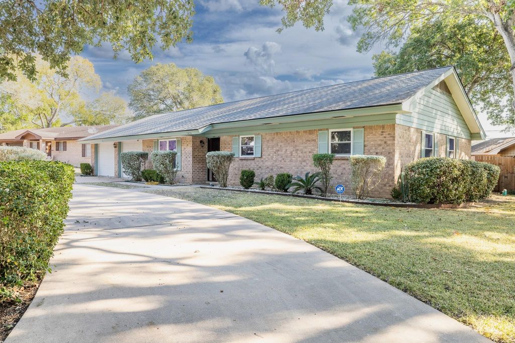 1833 Contour DR, Gonzales, TX 78629