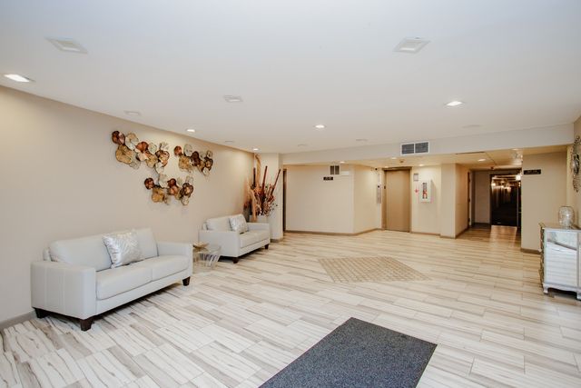 1525 Sander Court 108, Wheeling, IL 60090