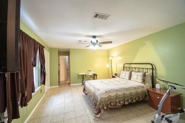 1827 Ash Meadow Drive, Houston, TX 77090