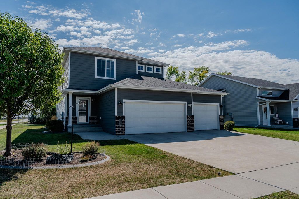 6204 63rd Avenue S, Fargo, ND 58104