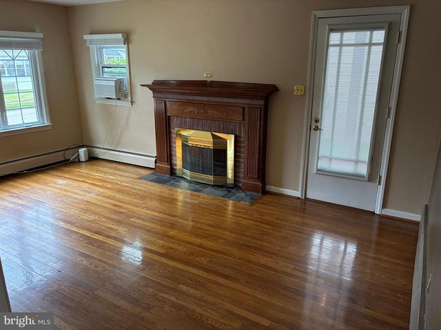 216 FERNWOOD, Folsom, PA 19033