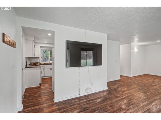 20450 ABIQUA Rd, Scotts Mills, OR 97375