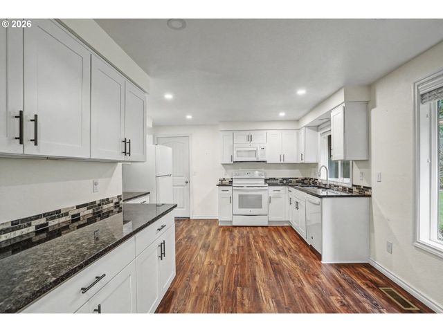 20450 ABIQUA Rd, Scotts Mills, OR 97375