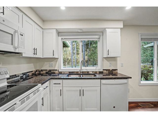 20450 ABIQUA Rd, Scotts Mills, OR 97375