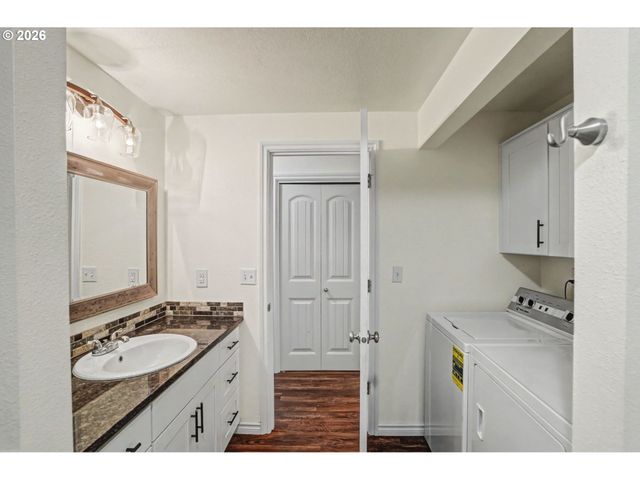 20450 ABIQUA Rd, Scotts Mills, OR 97375