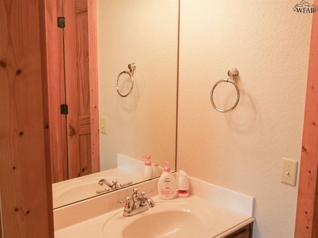 21748 S HWY 148, Henrietta, TX 76365