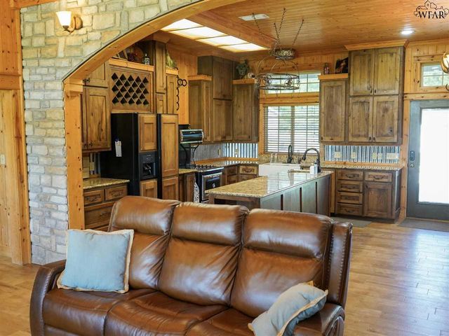 21748 S HWY 148, Henrietta, TX 76365