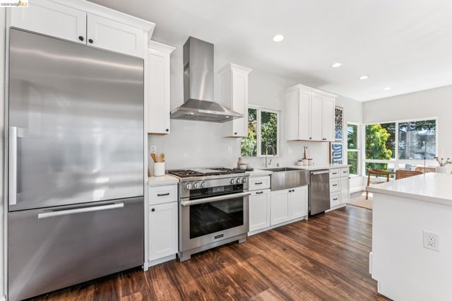 6935 Chambers Dr, Oakland, CA 94611