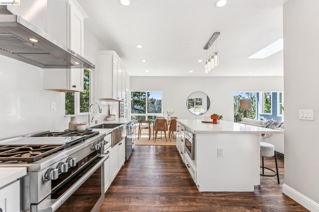 6935 Chambers Dr, Oakland, CA 94611