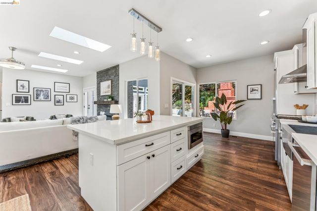6935 Chambers Dr, Oakland, CA 94611