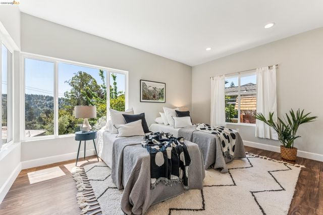 6935 Chambers Dr, Oakland, CA 94611