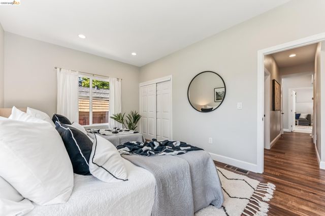 6935 Chambers Dr, Oakland, CA 94611