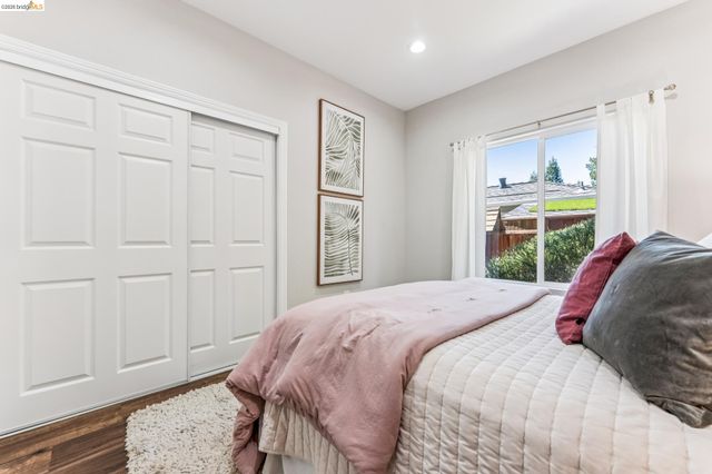 6935 Chambers Dr, Oakland, CA 94611