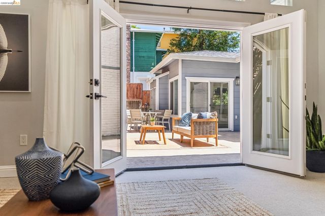 6935 Chambers Dr, Oakland, CA 94611
