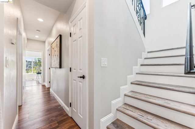 6935 Chambers Dr, Oakland, CA 94611