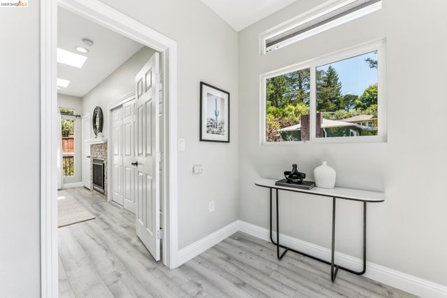 6935 Chambers Dr, Oakland, CA 94611