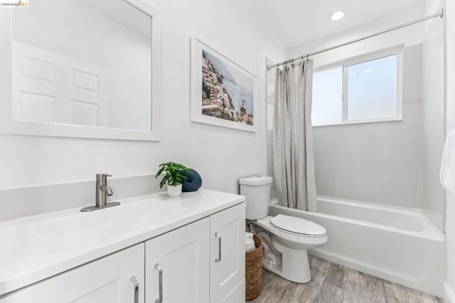 6935 Chambers Dr, Oakland, CA 94611