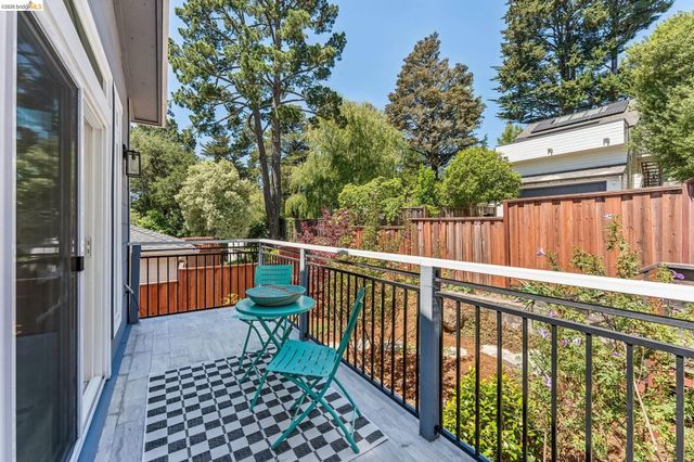 6935 Chambers Dr, Oakland, CA 94611