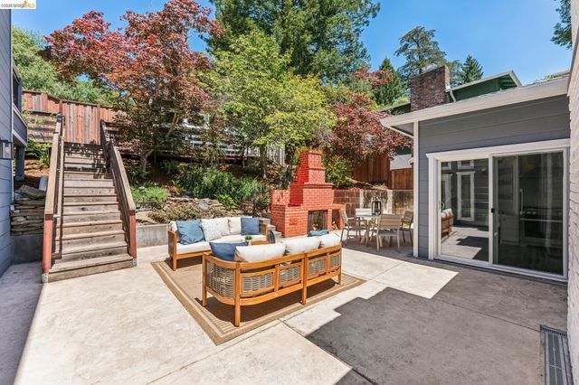 6935 Chambers Dr, Oakland, CA 94611