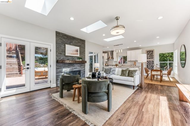 6935 Chambers Dr, Oakland, CA 94611