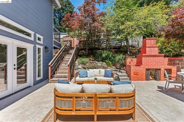 6935 Chambers Dr, Oakland, CA 94611