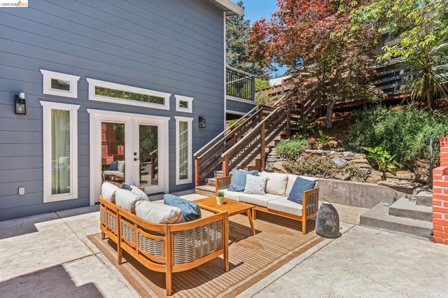6935 Chambers Dr, Oakland, CA 94611