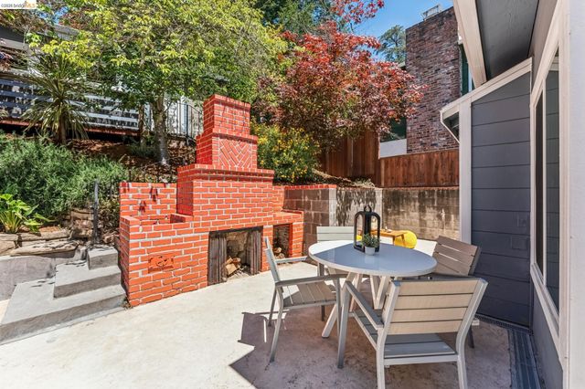 6935 Chambers Dr, Oakland, CA 94611