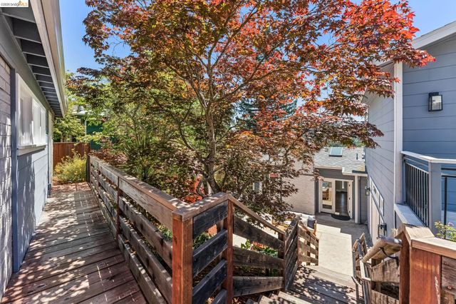 6935 Chambers Dr, Oakland, CA 94611