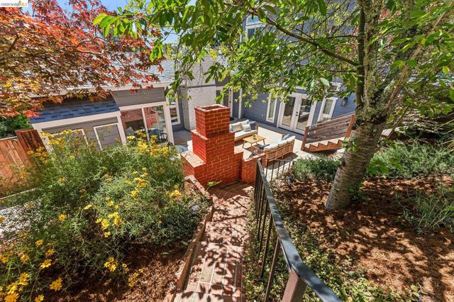 6935 Chambers Dr, Oakland, CA 94611