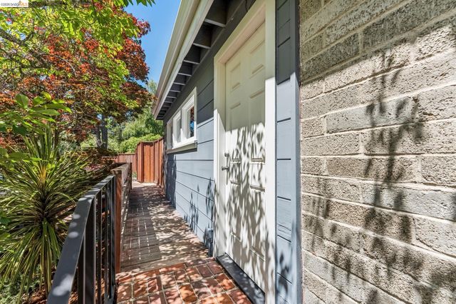 6935 Chambers Dr, Oakland, CA 94611
