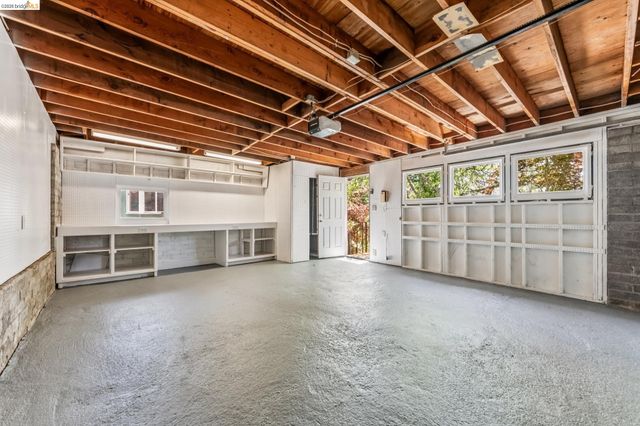 6935 Chambers Dr, Oakland, CA 94611