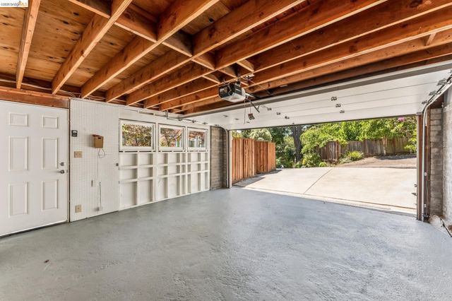 6935 Chambers Dr, Oakland, CA 94611