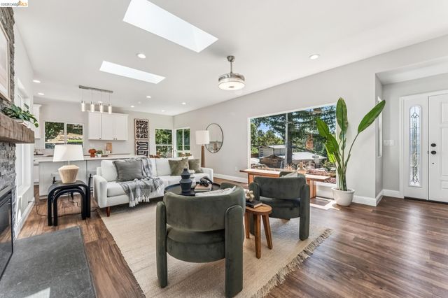6935 Chambers Dr, Oakland, CA 94611