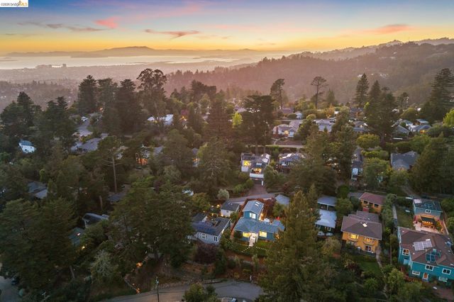 6935 Chambers Dr, Oakland, CA 94611