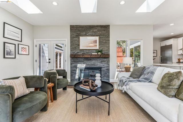 6935 Chambers Dr, Oakland, CA 94611
