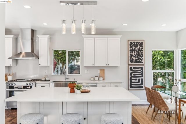 6935 Chambers Dr, Oakland, CA 94611
