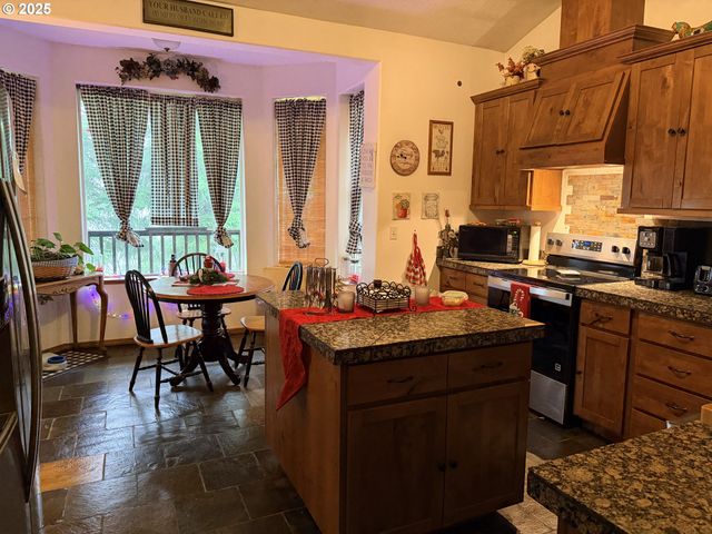 154 SHIPVIEW Rd, Kalama, WA 98625