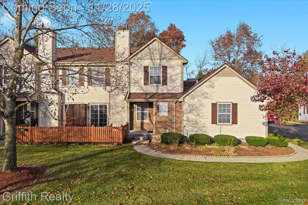 182 Barrington Circle, Orion Charter Township, MI 48360