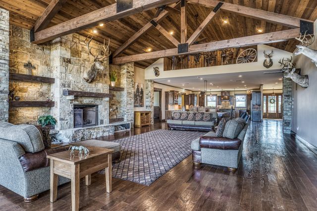 6892 Palm Road, Sealy, TX 77474