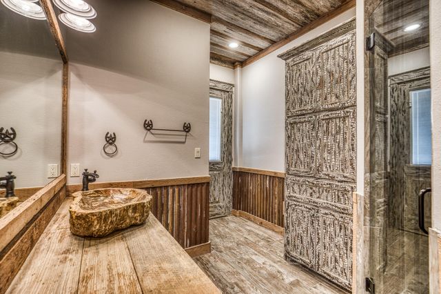 6892 Palm Road, Sealy, TX 77474