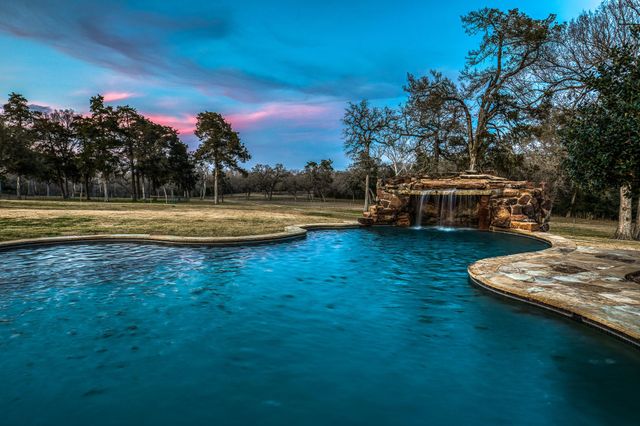 6892 Palm Road, Sealy, TX 77474