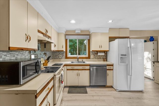 37 Donna Dr, Plymouth, MA 02360