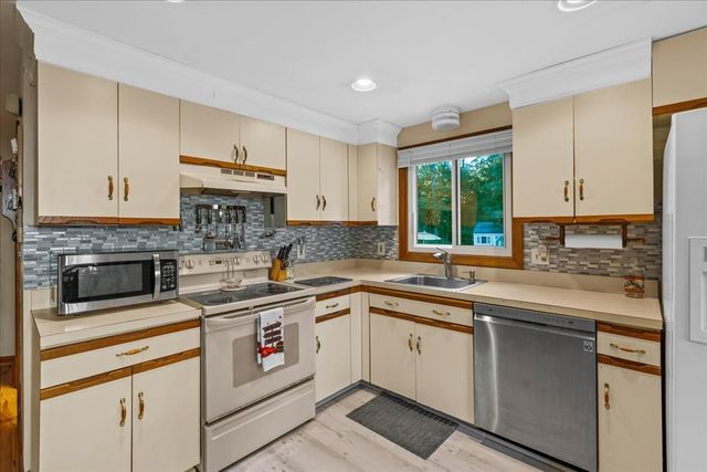37 Donna Dr, Plymouth, MA 02360